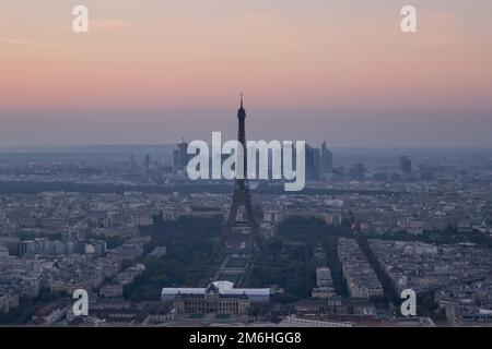 Panoramablick auf den Eiffelturm und die Skyline der Stadt vom Gipfel eines Wolkenkratzers in Montparnasse bei Sonnenuntergang - Paris, Frankreich Stockfoto
