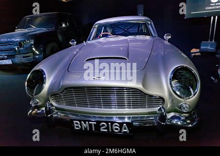 Vorderansicht des Aston Martin DB5 Stuntwagens, eines von nur acht speziell für James Bond No Time To die gebauten Stunts, ausgestellt auf dem Silverstone Classic 2022 Stockfoto