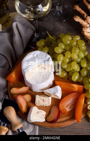 Käse-Camembert mit Obst und Wein Stockfoto