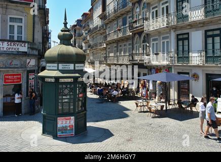 Rua das Flores in der Nähe von Sao Bento in Porto - Portugal Stockfoto