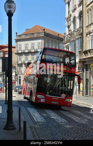 Hop-on-Hop-off-Bus für Touristen in Porto - Portugal Stockfoto