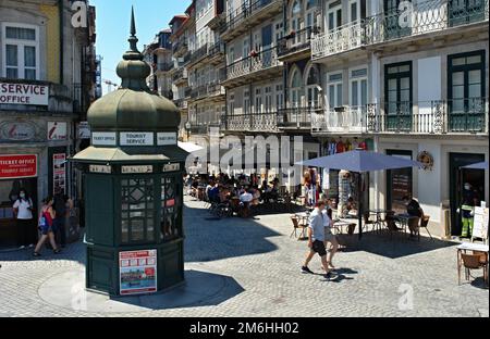 Rua das Flores in der Nähe von Sao Bento in Porto - Portugal Stockfoto