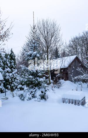 Verschneite Bank – große Schneekappen, eine dicke Oberfläche aus verschneitem Pulver Stockfoto
