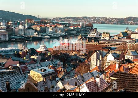 Wunderschöner Blick auf das Stadtzentrum von Bergen mit Hafen von Floyen in Norwegen, UNESCO-Weltkulturerbe. Stockfoto