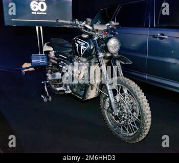 Das Triumph Scrambler 1200 XE Stunt Bike wird zuerst von Safins Attentäter Primo (Dali Benssalah) und später von Bond ((Daniel Craig) in No Time To die) gefahren, der im Silverstone Classic 2022 ausgestellt wird Stockfoto