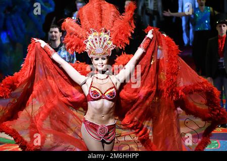 Orenburg, Russland - 12. Oktober 2019: Mädchen, die sie mit ihrer eigenen Nummer in der Zirkusarena aufführen, C. Stockfoto