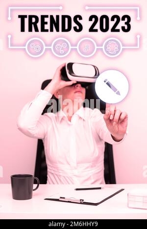 Textbeschriftung zur Darstellung von Trends 2023. Das Wort für die vorherrschende Tendenz des kommenden Jahres wird online ausführlich diskutiert Stockfoto