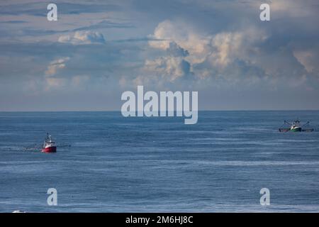 Zwei Cutter auf der Nordsee, einer mit angehobenen Schleppnetzen Stockfoto