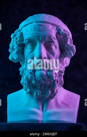 Blaurosa Gipskopie der antiken Statue Homer Head für Künstler. Antike Gipsskulptur des menschlichen Gesichtes. Der alte griechische Dichter und Stockfoto