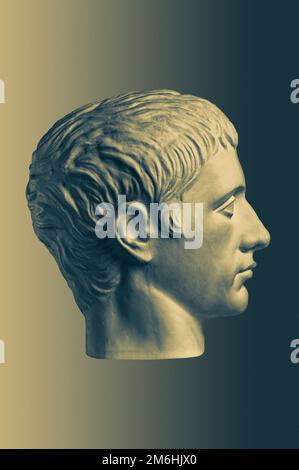 Bronzefarbenes Gipsexemplar der antiken Statue von Germanicus Julius Caesar Kopf für Künstler mit Messinghintergrund. Renaissance-Epoche. Stockfoto