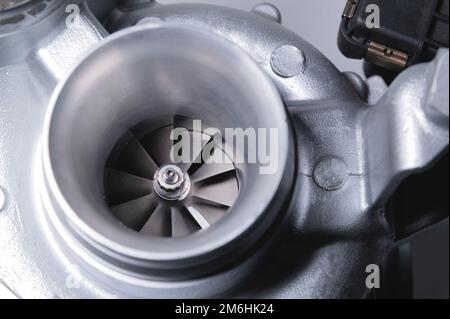 Neuer Turbolader aus Metall. Abgasgebläse. Teile Hintergrund Stockfoto