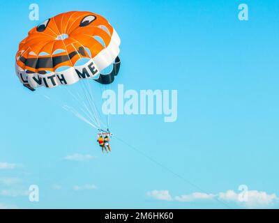 Panoramablick auf Parasailing in der Türkei aus der Vogelperspektive. Stockfoto