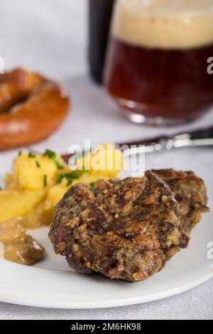 Bayerische Fleischbällchen mit Kartoffelsalat Stockfoto