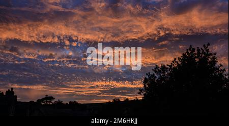 Lebhafter Sonnenuntergang, Bradninch, Devon Stockfoto