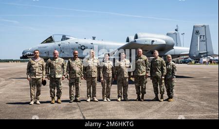 USA Zu den Militär- und Luftwaffenmitgliedern gehört auch Generalmajor Janson D. Boyles, der Adjutant General von Mississippi, Und Major General Barry A. Blanchard, stellvertretender Generaladjutant und Befehlshaber der Mississippi Air National Guard, Gastgebernation der usbekischen Führung während des Southern Strike 2022 im Gulfport Combat Readiness Training Center, Gulfport, Mississippi, 28. April 2022. Southern Strike 2022 ist eine groß angelegte, gemeinsame multinationale Kampfübung, die von der Mississippi National Guard veranstaltet wird und eine taktische Ausbildung für das gesamte Spektrum der Konflikte bietet. Stockfoto