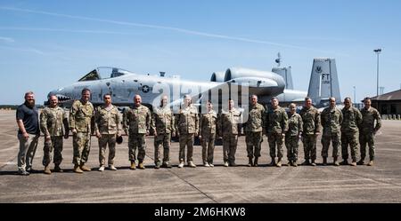 USA Armee und USA Zu den Mitgliedern der Luftwaffe gehört Major General Janson D. Boyles, der Adjutant General von Mississippi, Und Major General Barry A. Blanchard, stellvertretender Generaladjutant und Befehlshaber der Mississippi Air National Guard, Gastgebernation der usbekischen Führung während des Southern Strike 2022 im Gulfport Combat Readiness Training Center, Gulfport, Mississippi, 28. April 2022. Southern Strike 2022 ist eine groß angelegte, gemeinsame multinationale Kampfübung, die von der Mississippi National Guard veranstaltet wird und eine taktische Ausbildung für das gesamte Spektrum der Konflikte bietet. Stockfoto