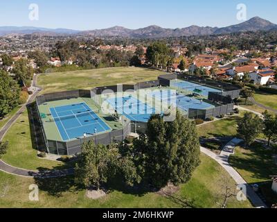 Blick aus der Vogelperspektive über die Tennisplätze im kleinen Stadtpark im Vorort San Diego Stockfoto