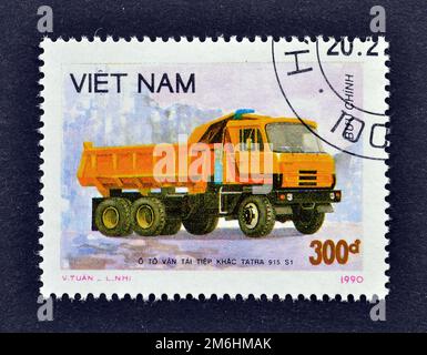 Von Vietnam gedruckte Briefmarke, die den tschechoslowakischen Lastwagen zeigt; Tatra 915 S1 - Tipper, ca. 1990. Stockfoto