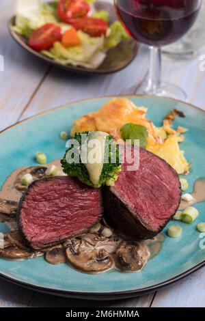 Steak mit Zwiebeln Stockfoto