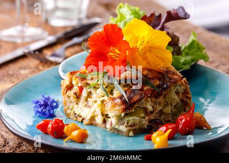 Französische Quiche mit Salat Stockfoto