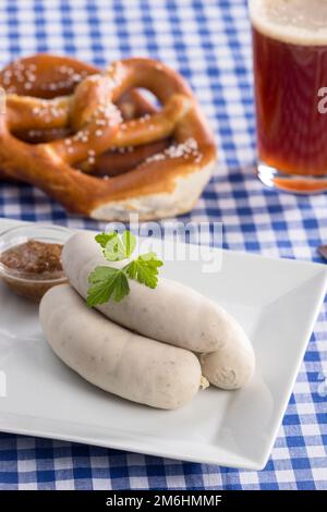 Bayerische Weißwürste mit Brezel Stockfoto