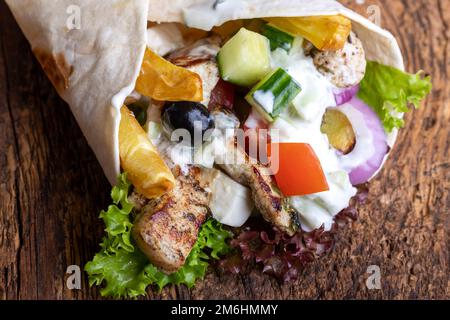 DÃ¼rÃ¼m Sandwich auf Holz Stockfoto