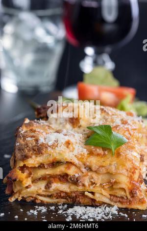 Frische Lasagne auf schwarzem Schiefer Stockfoto