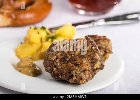 Bayerische Fleischbällchen mit Kartoffelsalat Stockfoto