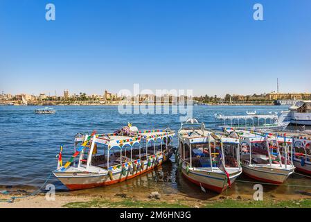Günstig chartern Boote auf dem Nil Stockfoto