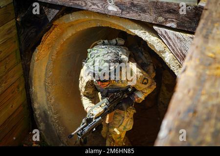 Screaming Eagles aus dem Bataillon 1., 506. Infanterie-Regiment „Red Currahee“, 1. Brigade Combat Team „Bastogne“, 101. Airborne Division (Air Assault) führte während der Operation Lethal Eagle, Fort Campbell, Ky, Live-Feuerübungen durch. Bei den Live-Feuerübungen wurden Elemente aus ihrem Mörserzug, Sapper des Brigade Engineer Bataillons 326. und Vorwärtsbeobachter des Bataillons 2. und des Artillerieregiments 32. eingebaut. Stockfoto