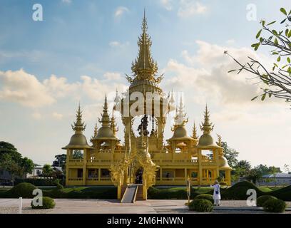 Goldener Tempel bei Sonnenuntergang. Buddhistischer Tempel im Inneren des Wat Rong Khun (Weißer Tempel). Es ist das wichtigste Reiseziel in Chiang Rai Stockfoto