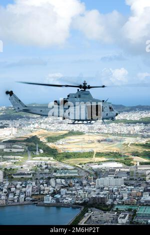 Ein UH-1Y Venom Hubschrauber, der Marine Light Attack Helicopter Squadron 369, Marine Aircraft Group 39, 3. Marine Aircraft Wing, transportiert die USA Generalleutnant Ricky N. Rupp, Befehlshaber der US-Luftwaffe Forces, Japan und andere Gäste an einer Führung durch die Westküste von Okinawa, Japan, 28. April 2022. Rupp führte eine Besichtigung von Marine Installations auf Okinawa durch, lernte die Fähigkeiten der Einrichtungen auf der ganzen Insel kennen und bewertete sie. Stockfoto