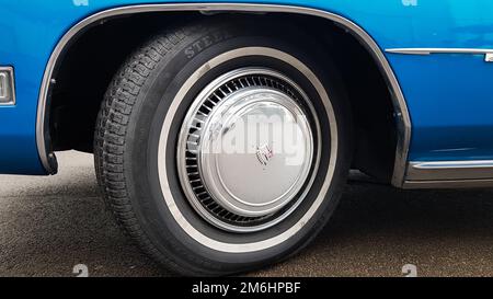 Ukraine, Kiew - 27. März 2020: Klassisches Oldtimer Cadillac beatriz in Blau. Emblem auf der Motorhaube mit Logo. Ursprung Stockfoto