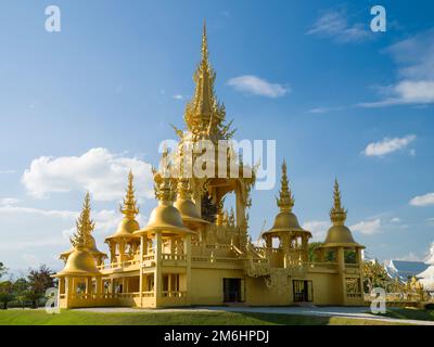 Goldener oder buddhistischer Tempel. Buddhistischer Tempel im Inneren des Wat Rong Khun (Weißer Tempel). Es ist das wichtigste Reiseziel in Chiang Rai Stockfoto