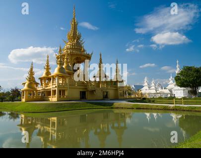 Goldener oder buddhistischer Tempel. Buddhistischer Tempel im Inneren des Wat Rong Khun (Weißer Tempel). Es ist das wichtigste Reiseziel in Chiang Rai Stockfoto