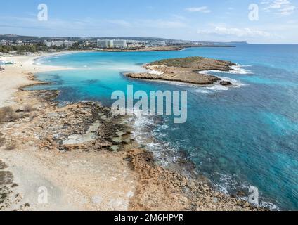 Luftdrohnenaufnahme der Küste des leeren Strandes im Winter. Sommerferien. Nissi Beach Ayia Napa, Zypern Stockfoto