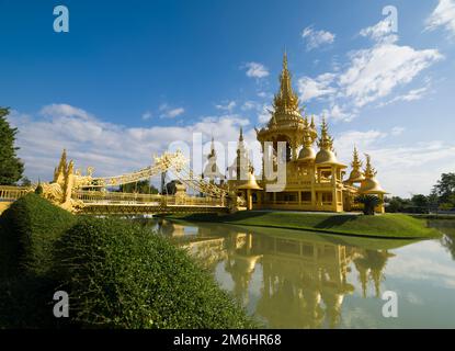 Goldener oder buddhistischer Tempel. Buddhistischer Tempel im Inneren des Wat Rong Khun (Weißer Tempel). Es ist das wichtigste Reiseziel in Chiang Rai Stockfoto