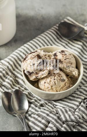 Hausgemachte Kekse und Eiscreme in einer Schüssel Stockfoto
