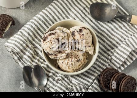 Hausgemachte Kekse und Eiscreme in einer Schüssel Stockfoto