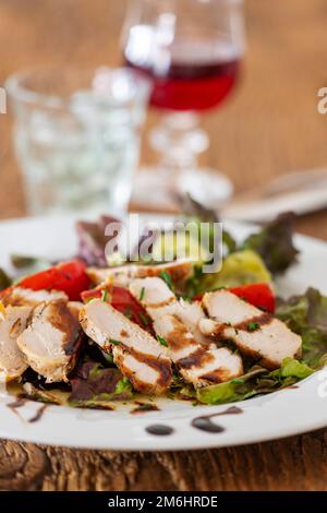 Steak Scheiben auf einem Salat mit Wein Stockfoto