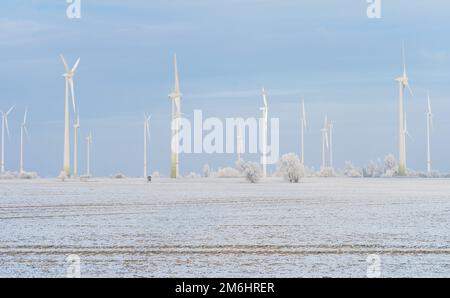 Feld mit Windturbinen im Winter Stockfoto
