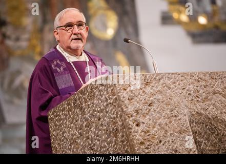 Stuttgart, Deutschland. 04. Januar 2023. Gebhard Fürst, Bischof der Diözese Rottenburg-Stuttgart, feiert ein päpstliches Requiem für Papst Emeritus Benedict XVI., der gestorben ist, zusammen mit Besuchern in der Kathedrale St. Eberhard. Kredit: Christoph Schmidt/dpa/Alamy Live News Stockfoto