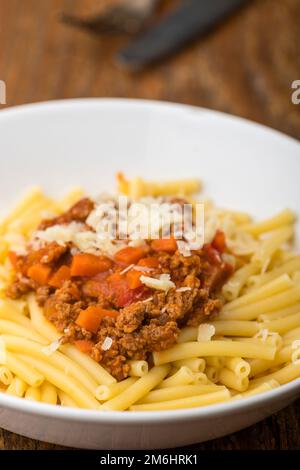 Maccheroni Pasta mit Sauce Bolognaise auf Holz Stockfoto