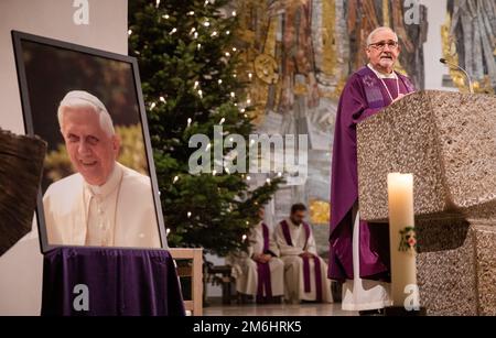 Stuttgart, Deutschland. 04. Januar 2023. Gebhard Fürst, Bischof der Diözese Rottenburg-Stuttgart, feiert ein päpstliches Requiem für Papst Emeritus Benedict XVI., der gestorben ist, zusammen mit Besuchern in der Kathedrale St. Eberhard. Kredit: Christoph Schmidt/dpa/Alamy Live News Stockfoto