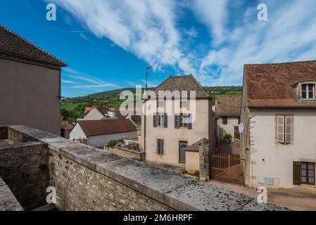 MEURSAULT, BURGUND, FRANKREICH - 9. JULI 2020: Typische Wohnhäuser in Meursault Stockfoto