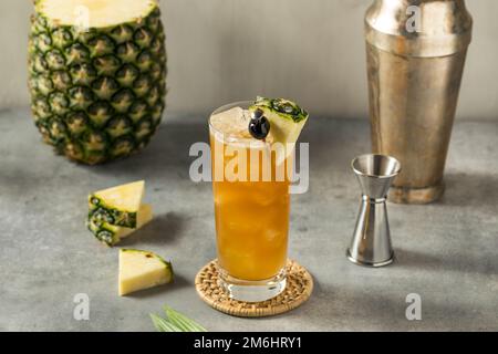 Erfrischender Rum Bahama Mama Cocktail mit Ananas und Kokosnuss Stockfoto