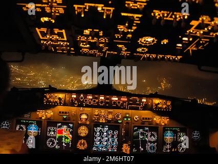 Cockpit eines Passagierflugzeugs. Blick vom Cockpit während Stockfoto