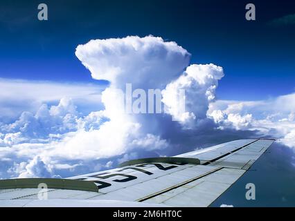 Der Blick aus dem Fenster eines Passagierflugzeugs während Stockfoto