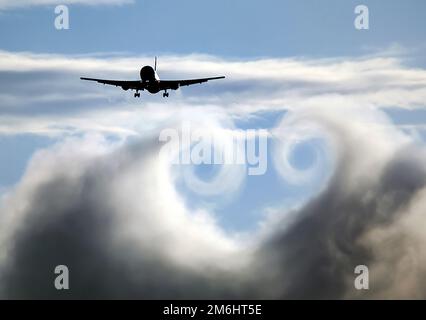 Die Turbulenzen der Wolken, die das Flugzeug während hinterlassen hat Stockfoto