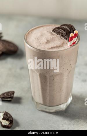 Hausgemachte gefrorene Kekse und Sahne-Milchshake mit Glas Stockfoto